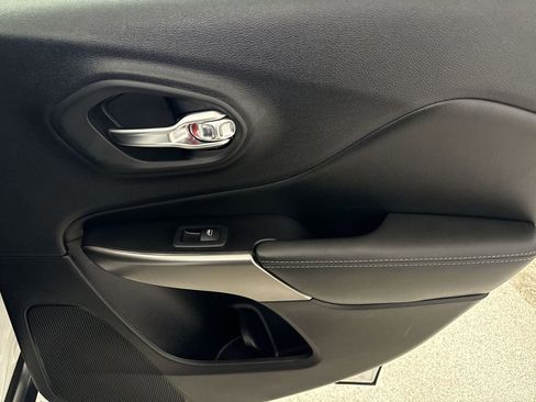 Used 2020 Jeep Cherokee Latitude Plus w/ Cold Weather Group image 19