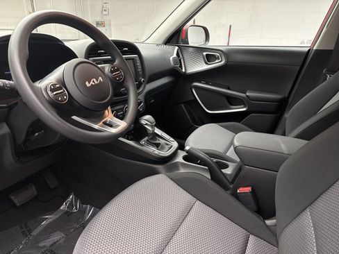 Used 2025 Kia Soul LX w/ LX Technology Package FWD image 10