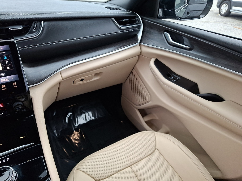 Used 2023 Jeep Grand Cherokee Limited w/ Luxury Tech Group II AWD/4WD image 17