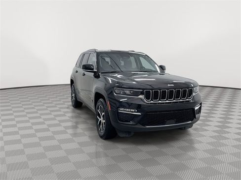 Used 2023 Jeep Grand Cherokee Limited image 2