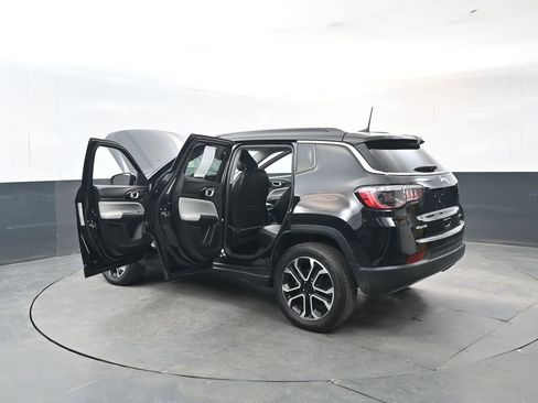 Used 2022 Jeep Compass Limited image 29