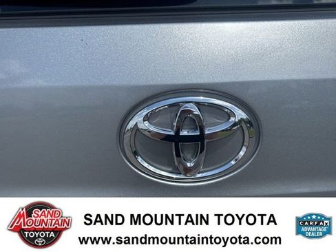 Used 2024 Toyota Highlander XLE AWD/4WD image 11