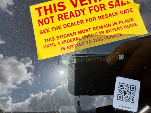 Used 2025 Toyota Highlander LE FWD image 9