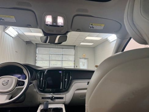 Used 2023 Volvo XC60 B5 Plus image 23