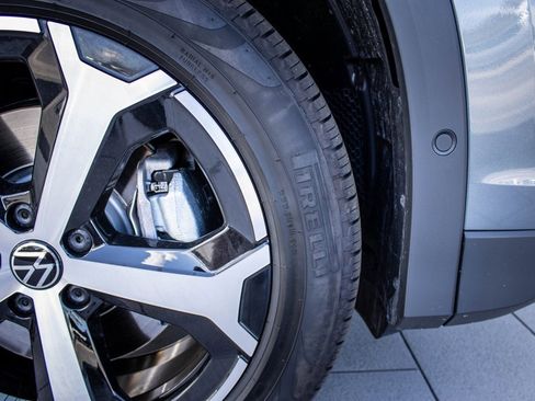 Certified 2025 Volkswagen Tiguan SE image 22