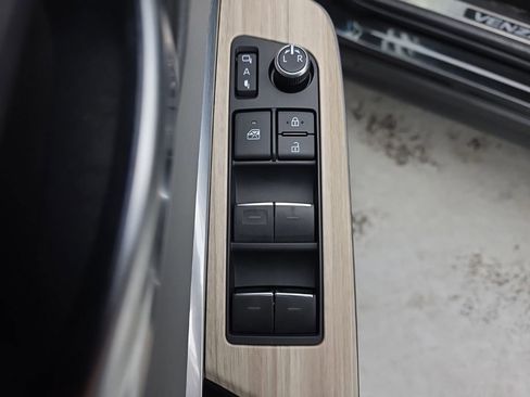 Used 2024 Toyota Venza XLE image 20