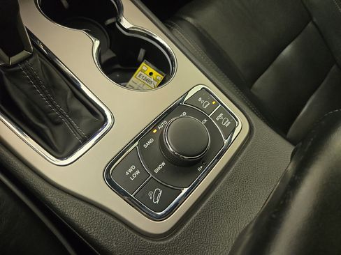 Used 2019 Jeep Grand Cherokee Overland AWD/4WD image 31