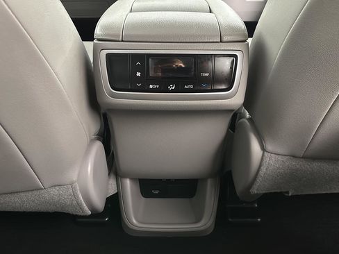 Used 2019 Toyota Highlander XLE AWD/4WD image 19