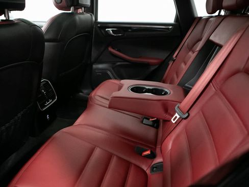 Certified 2025 Porsche Macan image 30