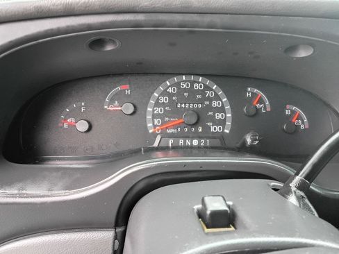 Used 2003 Ford E-150 and Econoline 150 Wagon RWD image 11