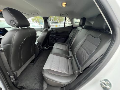 Used 2025 Chevrolet Trax LT FWD image 29