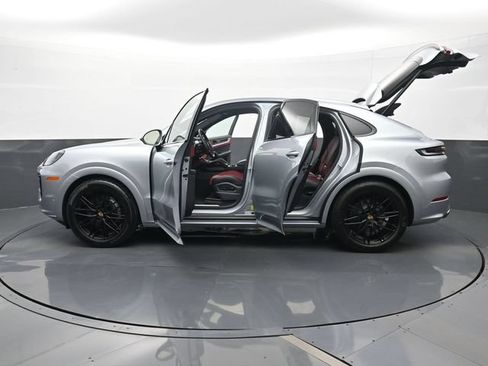 Certified 2025 Porsche Cayenne Coupe AWD/4WD image 30
