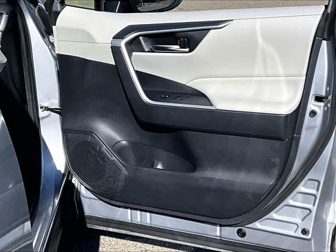 Used 2020 Toyota RAV4 XLE Premium image 22