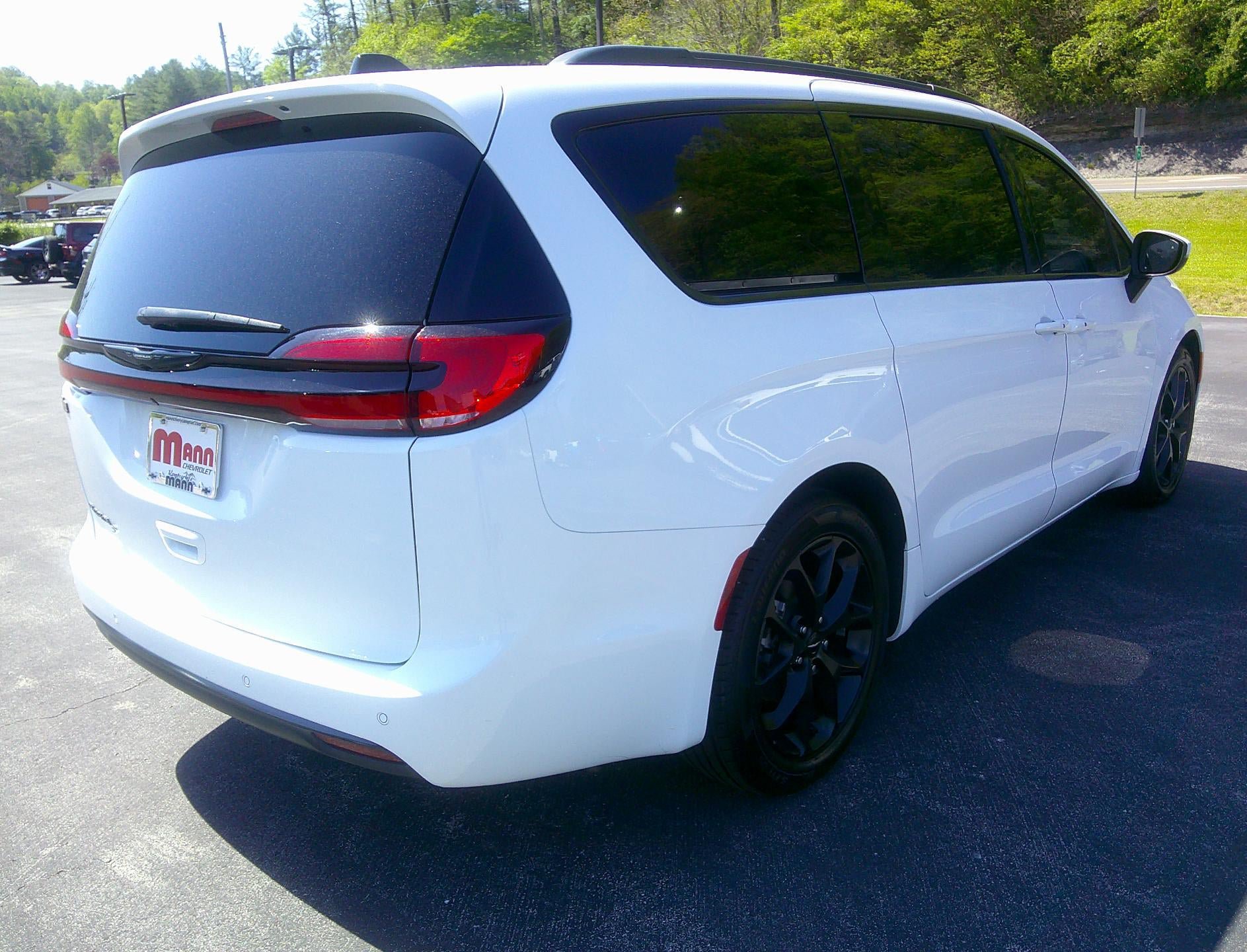Used 2023 Chrysler Pacifica Touring-L w/ S Appearance Package FWD image 4