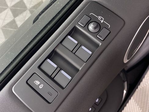 Used 2025 Land Rover Discovery S AWD/4WD image 10