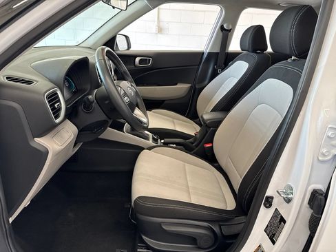 Used 2025 Hyundai Venue SEL FWD image 13