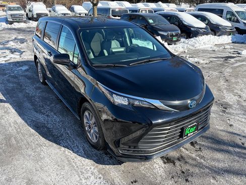 Used 2024 Toyota Sienna LE image 6