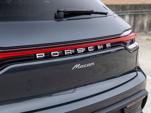 Certified 2023 Porsche Macan AWD/4WD image 23