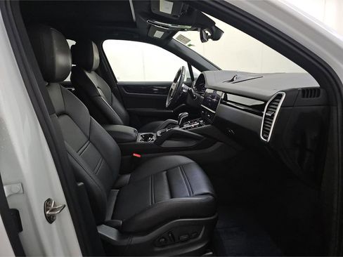 Used 2023 Porsche Cayenne w/ Premium Package AWD/4WD image 8