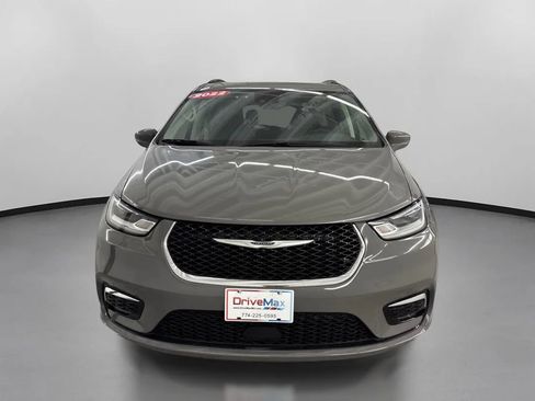 Used 2022 Chrysler Pacifica Touring-L FWD image 2