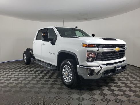 New 2026 Chevrolet Silverado 3500 LT image 3