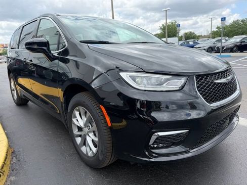 New 2026 Chrysler Pacifica Select AWD/4WD image 3