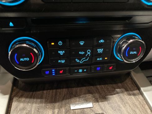 Used 2017 Ford F250 Lariat w/ Lariat Value Package AWD/4WD image 32