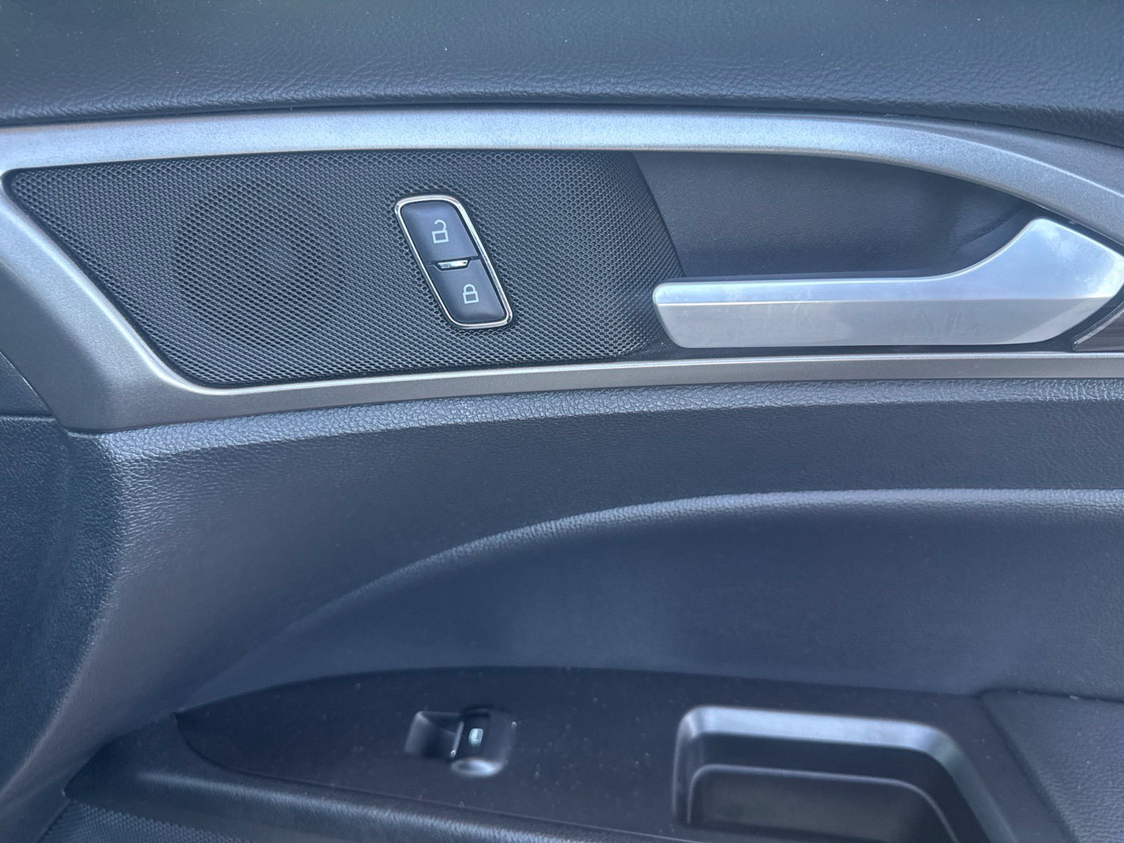 Used 2018 Ford Fusion SE w/ Fusion SE Technology Package FWD image 24
