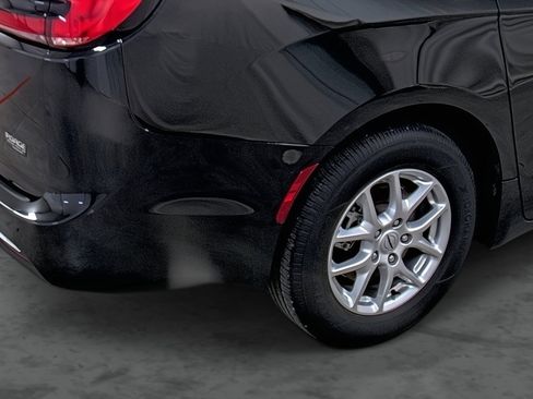 Used 2024 Chrysler Pacifica Touring-L image 12