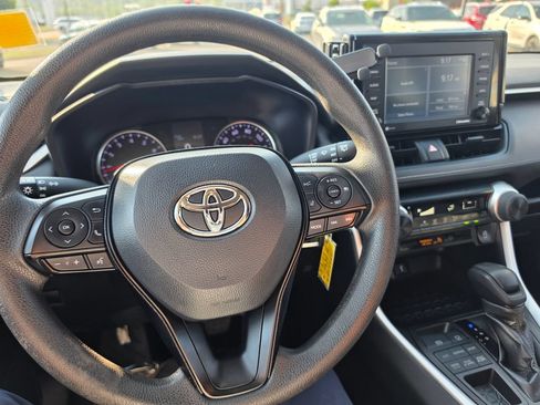 Used 2021 Toyota RAV4 LE AWD/4WD image 9