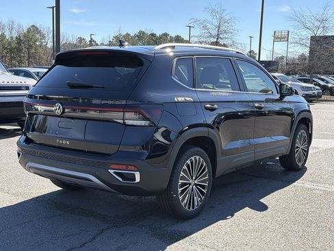 New 2026 Volkswagen Taos SE FWD image 5