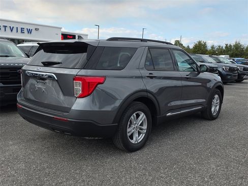 Used 2024 Ford Explorer XLT image 5