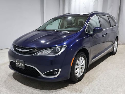 Used 2017 Chrysler Pacifica Touring-L image 7