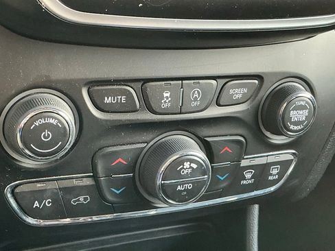 Used 2021 Jeep Cherokee Latitude Lux w/ Comfort/Convenience Group image 13