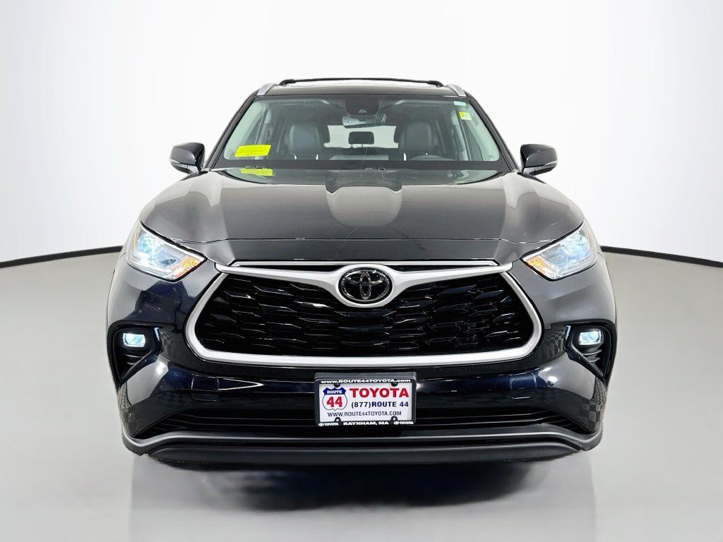 Used 2023 Toyota Highlander XLE AWD/4WD image 11