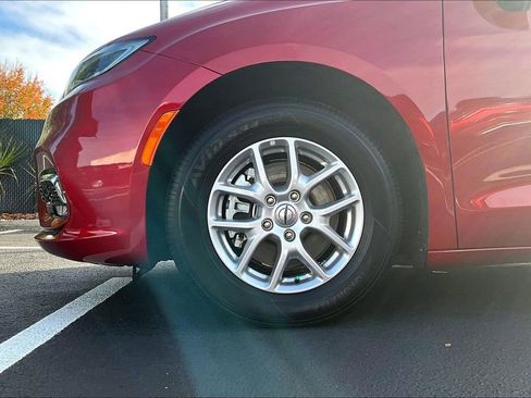 Used 2024 Chrysler Pacifica Touring-L image 34