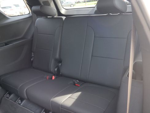 Used 2023 Chevrolet Traverse LT AWD/4WD image 11