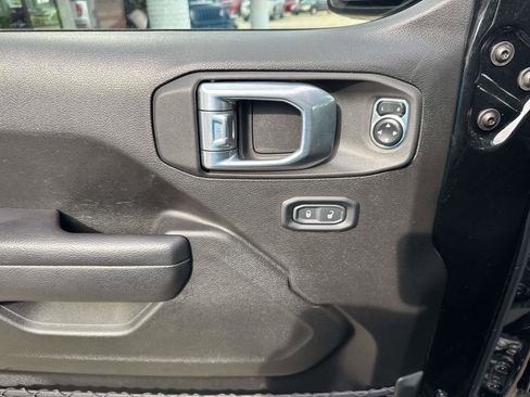 Used 2024 Jeep Gladiator Mojave w/ Technology Group image 19