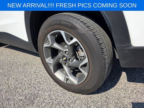 Used 2025 Chevrolet Trax LT FWD image 6