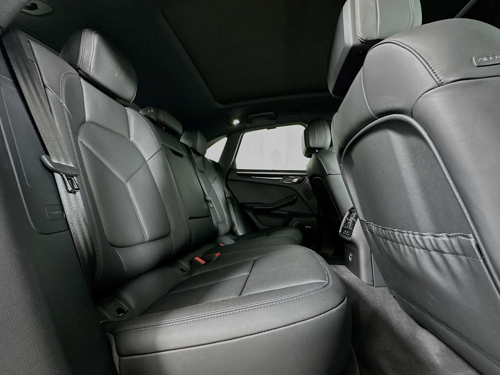 Certified 2026 Porsche Macan AWD/4WD image 28