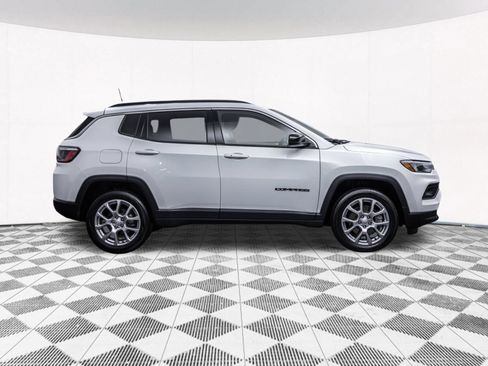 Used 2023 Jeep Compass Latitude AWD/4WD image 12