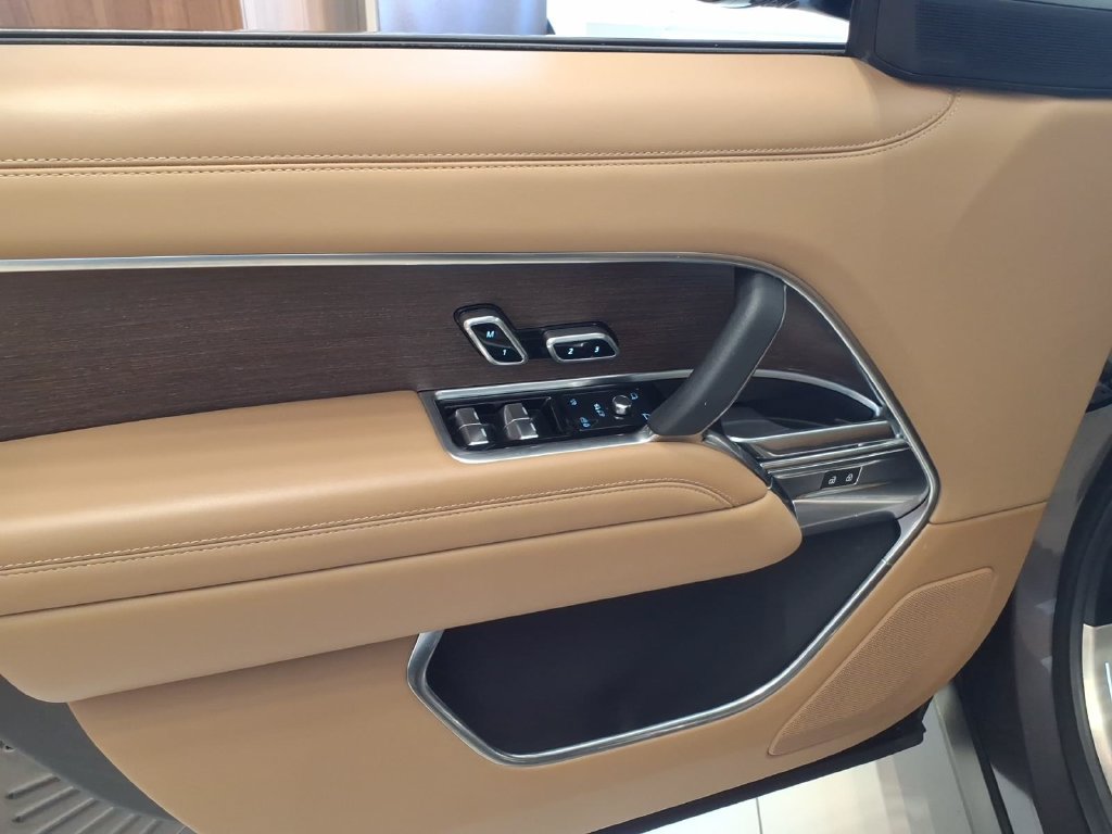 New 2025 Land Rover Range Rover SE AWD/4WD image 11