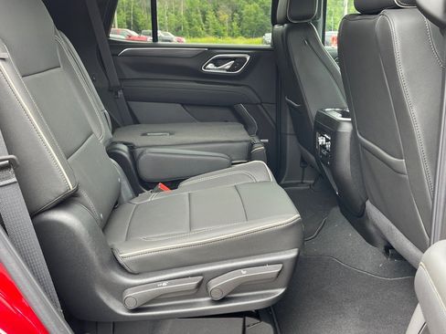 New 2024 GMC Yukon SLT w/ SLT Luxury Package image 8