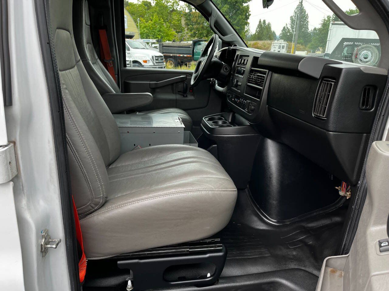 Used 2017 Chevrolet Express 2500 RWD image 19