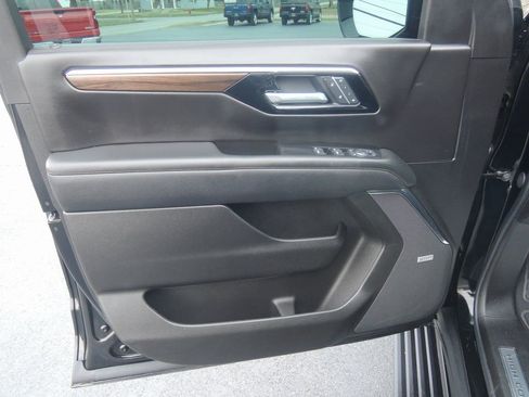 Used 2025 Chevrolet Suburban High Country AWD/4WD image 30
