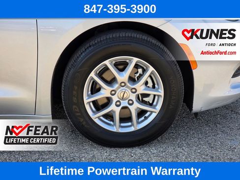 Used 2023 Chrysler Voyager LX image 9