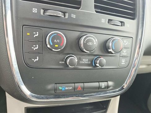 Used 2018 Dodge Grand Caravan SXT FWD image 25