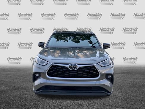 Used 2025 Toyota Highlander XLE AWD/4WD image 3