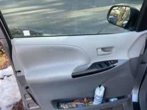 Used 2013 Toyota Sienna LE w/ Towing Pkg image 11