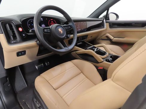 Certified 2026 Porsche Cayenne S AWD/4WD image 4